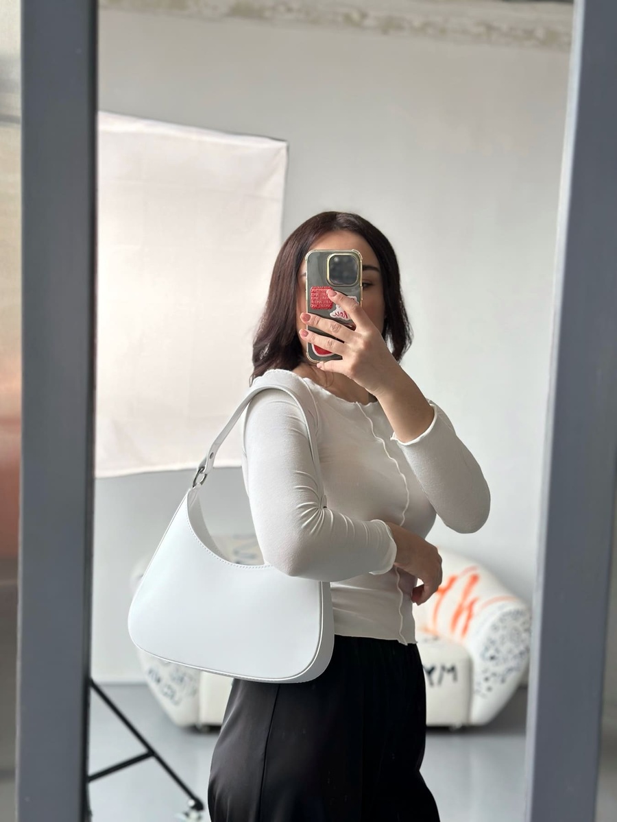 Шкіряна сумка-багет білого кольору 12524 фото