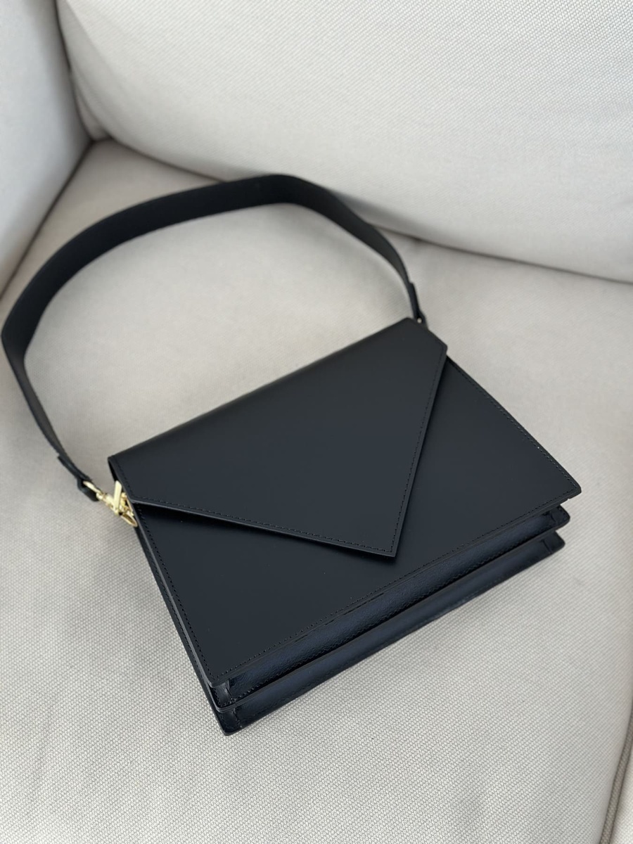Шкіряна сумка «трикутник» чорного кольору 12421 фото